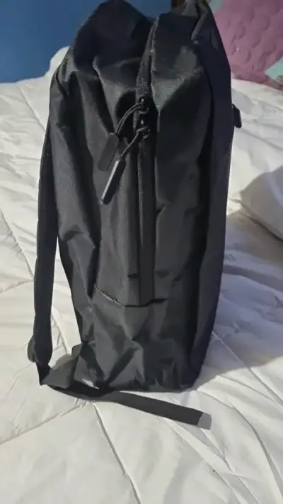 Mochila negra para laptop resistente - miniatura 2