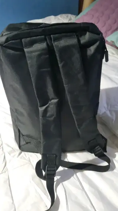 Mochila negra para laptop resistente - miniatura 3