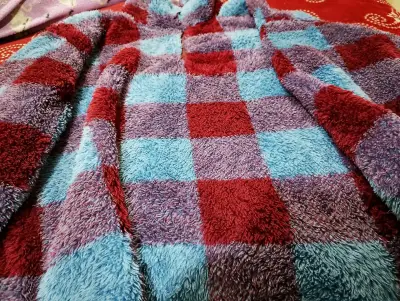 Manta de felpa a cuadros multicolor - miniatura 1