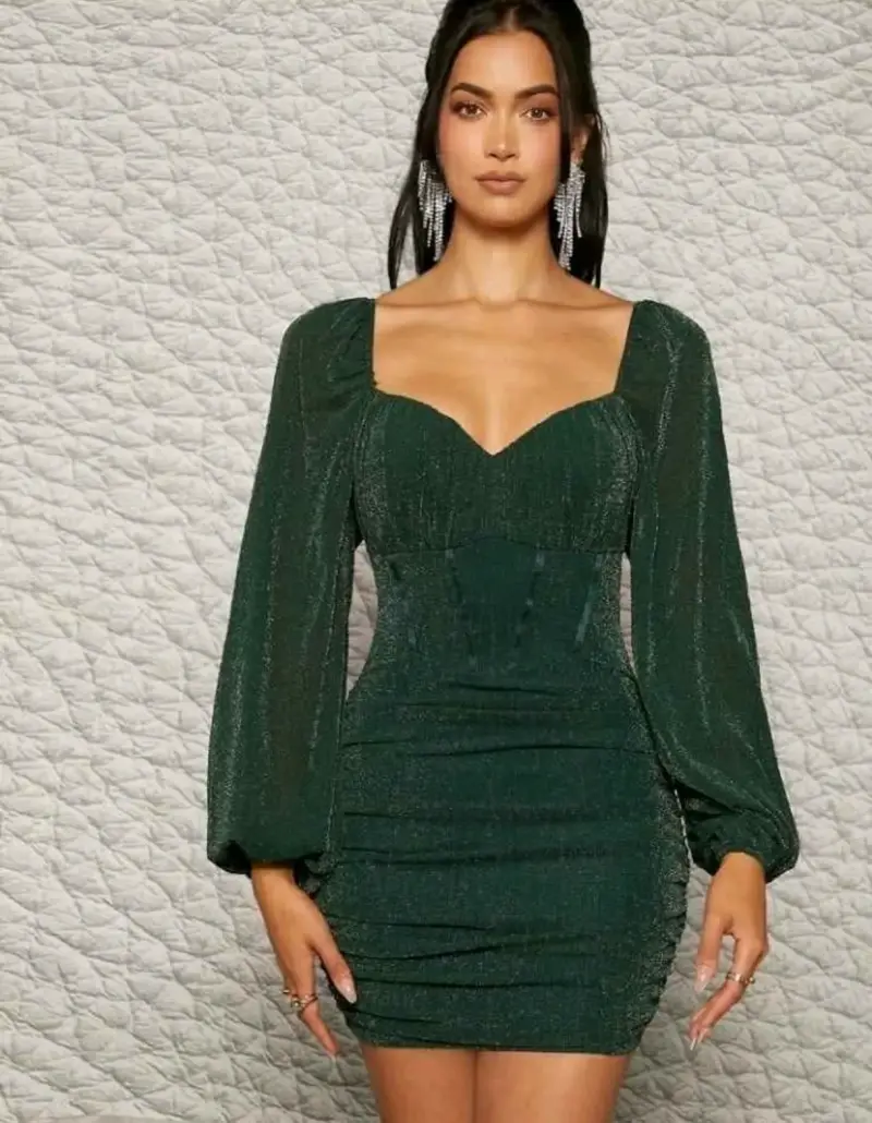 Vestido corto verde elegante con mangas largas - 1