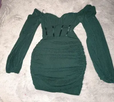 Vestido corto verde elegante con mangas largas - miniatura 3