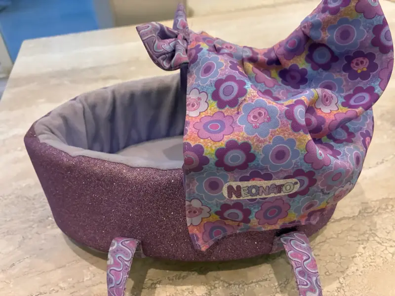 Cuna para muñecos Neonatos con diseño floral - 1