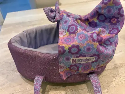 Cuna para muñecos Neonatos con diseño floral - miniatura 1
