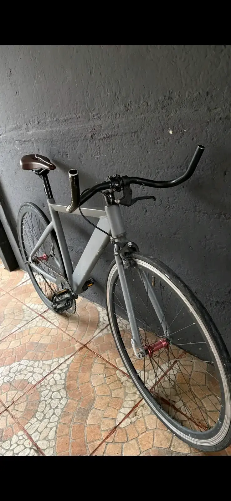 Bicicleta urbana gris en buen estado - 1