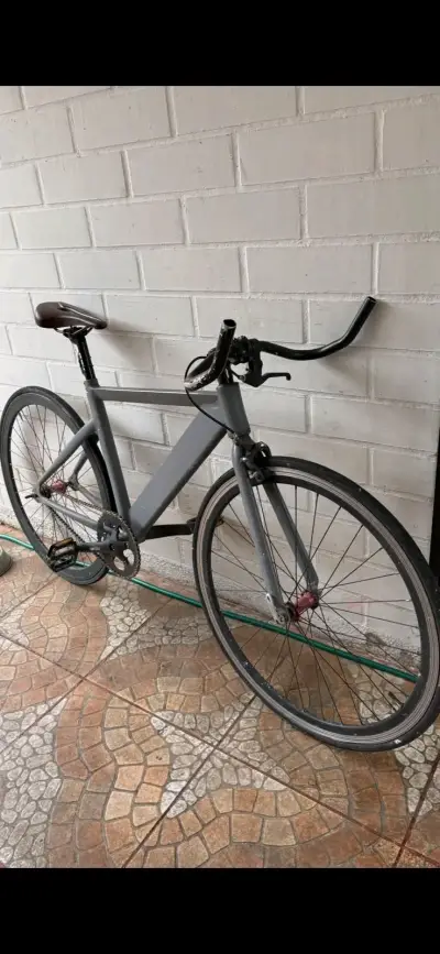 Bicicleta urbana gris en buen estado - miniatura 2