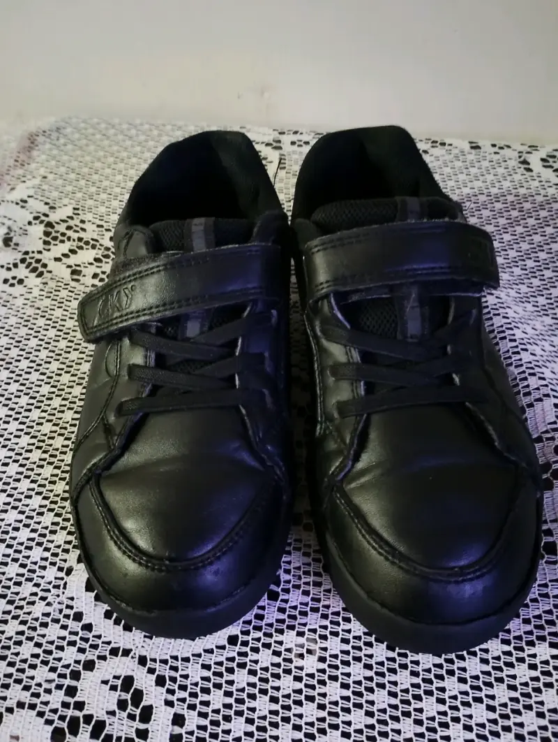Zapatos escolares negros con velcro