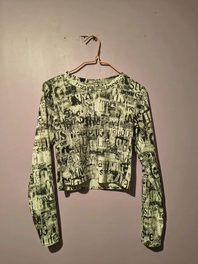 Polera manga larga con estampado de letras