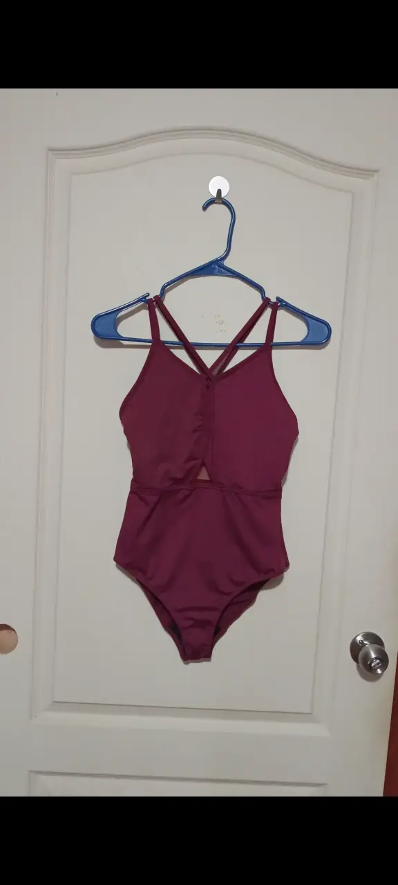 Malla de ballet color burdeos con tirantes cruzado