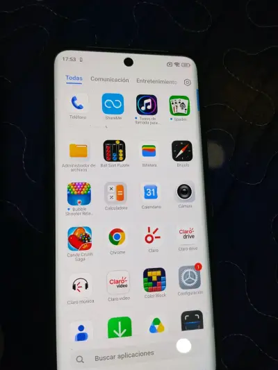 Smartphone con pantalla grande y aplicaciones - miniatura 1