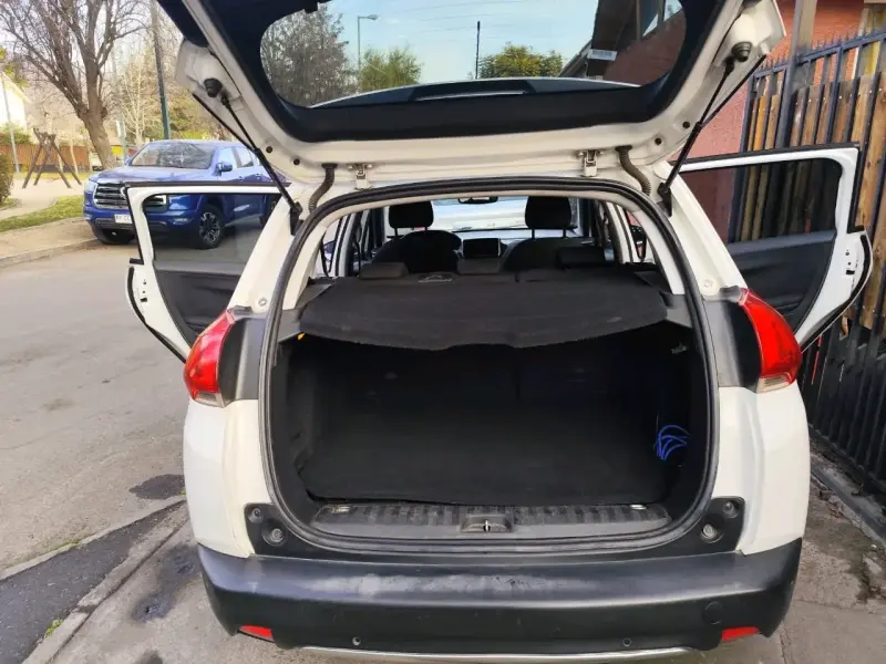 Auto SUV con amplio maletero en buen estado - 1