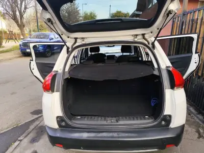 Auto SUV con amplio maletero en buen estado - miniatura 1