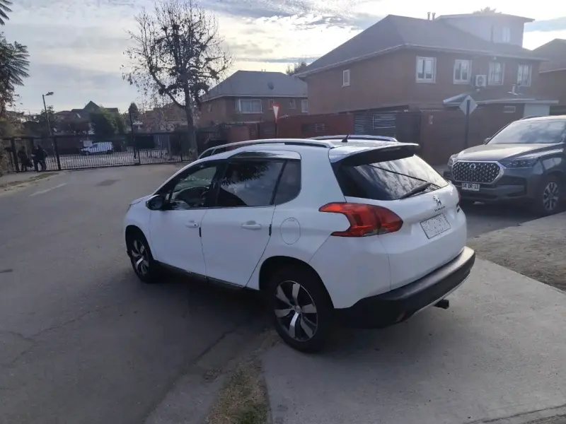 Auto SUV con amplio maletero en buen estado - 2