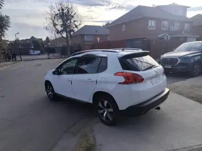 Auto SUV con amplio maletero en buen estado - miniatura 2