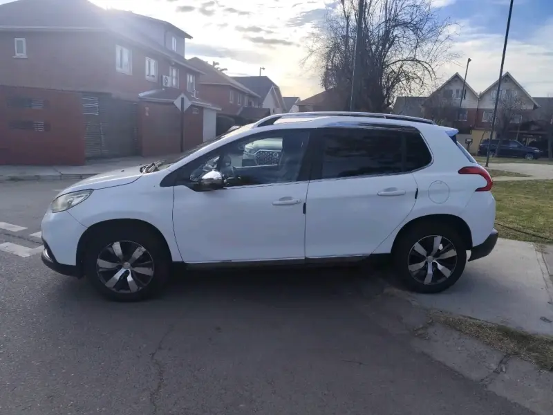 Auto SUV con amplio maletero en buen estado - 3
