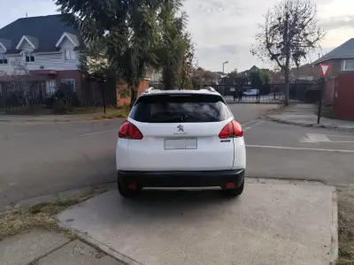 Auto SUV con amplio maletero en buen estado - miniatura 5