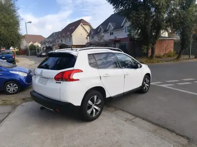 Auto SUV con amplio maletero en buen estado - miniatura 6
