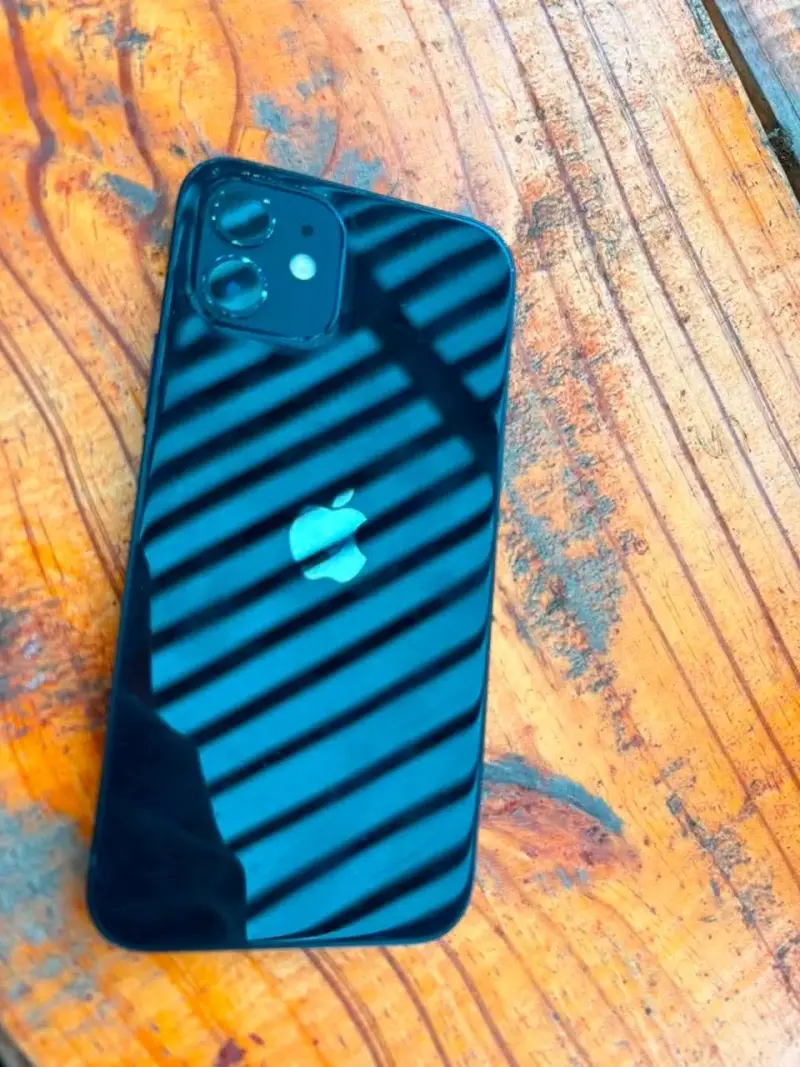 iPhone 12 negro en buen estado - 1