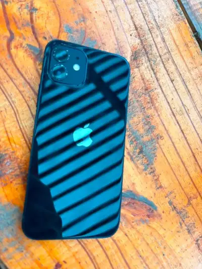 iPhone 12 negro en buen estado - miniatura 1