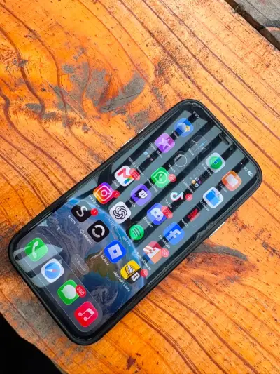 iPhone 12 negro en buen estado - miniatura 2