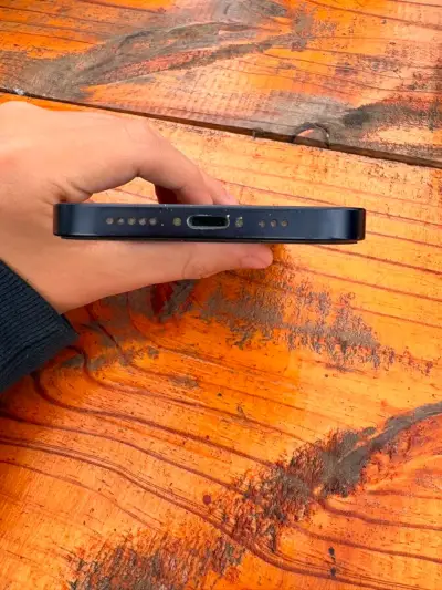 iPhone 12 negro en buen estado - miniatura 3