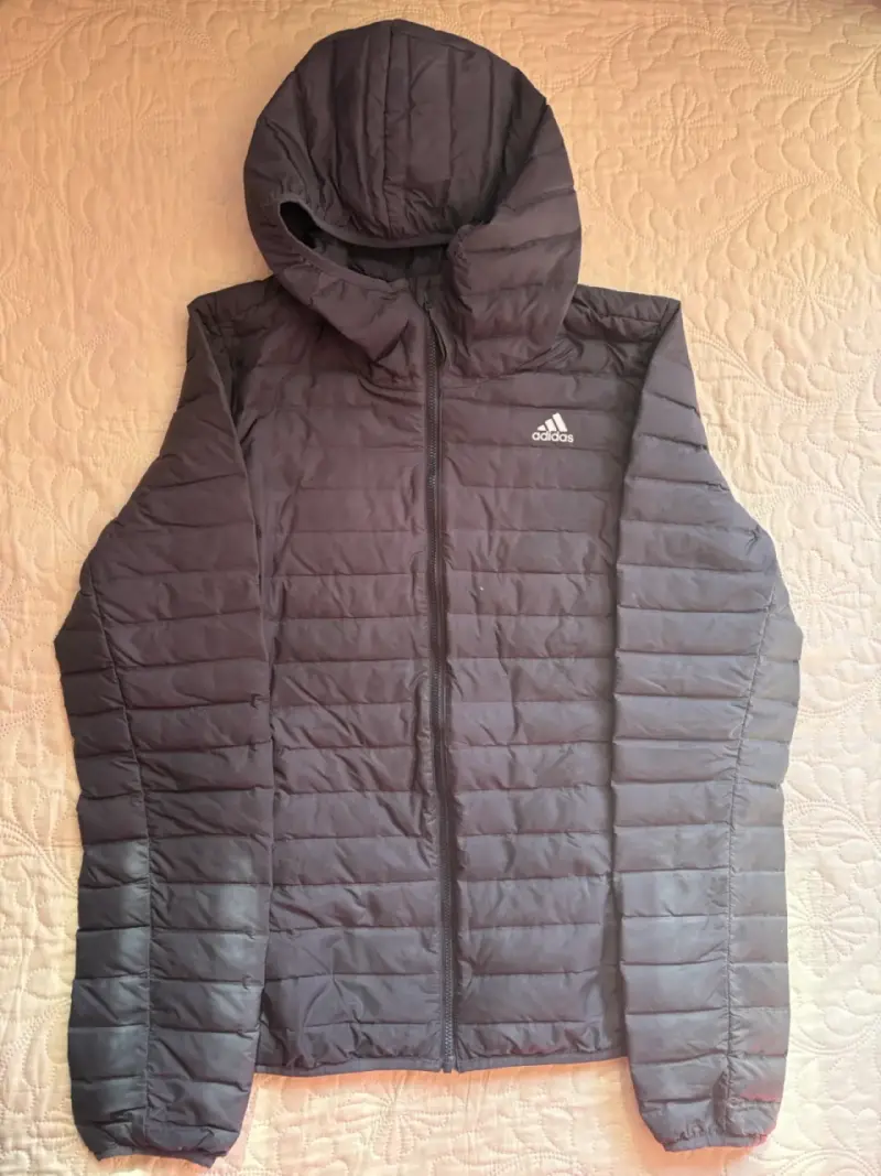 Chaqueta acolchada Adidas con capucha negra