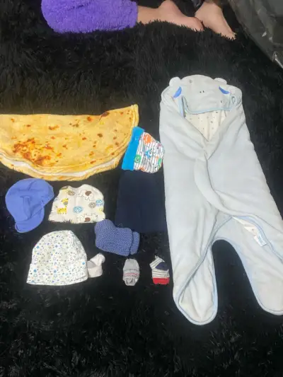 Set de ropa para bebé con manta y gorros - miniatura 1