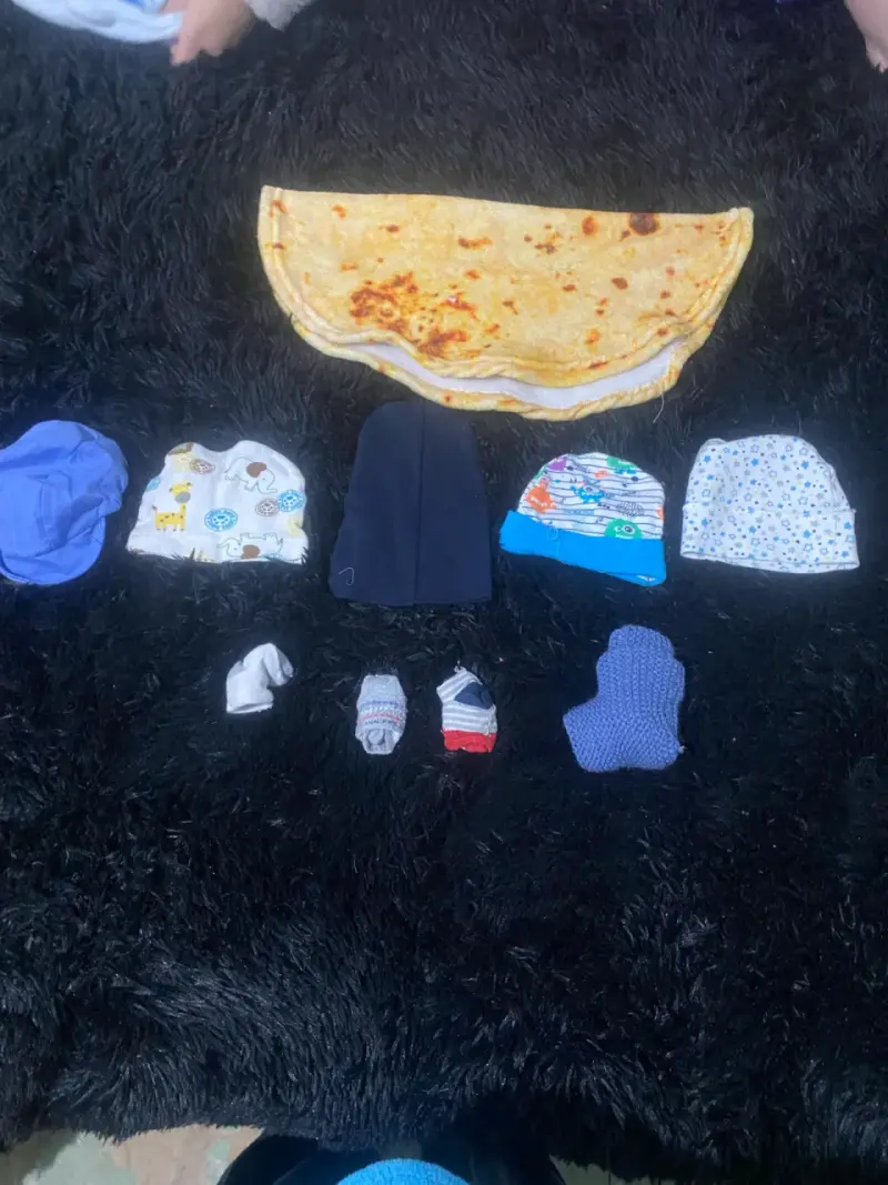 Set de ropa para bebé con manta y gorros - 2