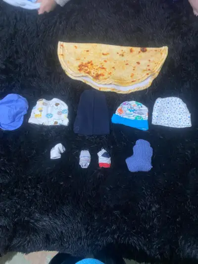 Set de ropa para bebé con manta y gorros - miniatura 2