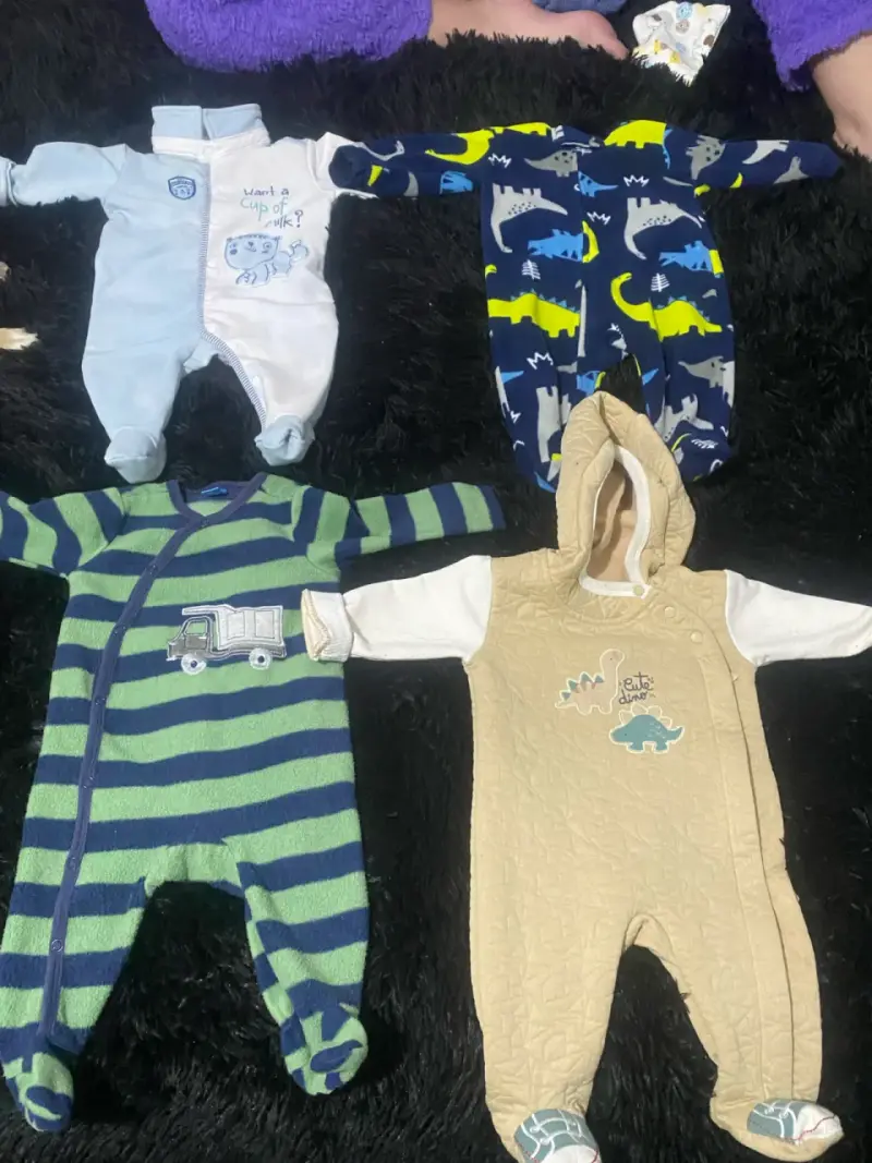 Set de ropa para bebé con manta y gorros - 4