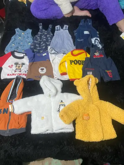 Set de ropa para bebé con manta y gorros - miniatura 5