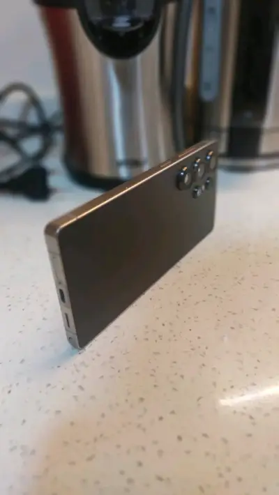 Smartphone de alta gama con cámara cuádruple - miniatura 1