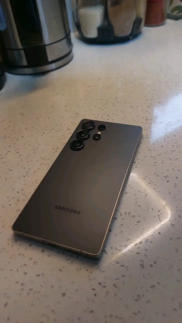Smartphone de alta gama con cámara cuádruple - 2