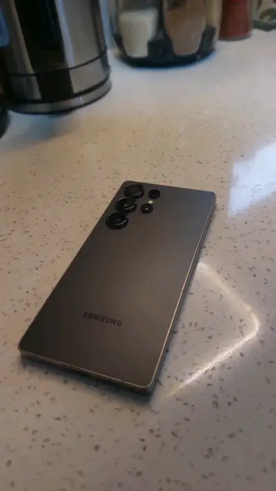 Smartphone de alta gama con cámara cuádruple - miniatura 2