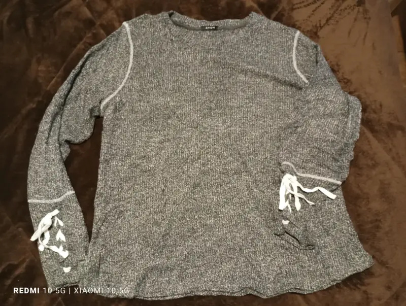 Suéter gris con detalles de lazo Avon
