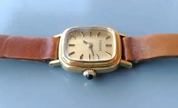 Reloj Tissot vintage dorado con correa de cuero - 2