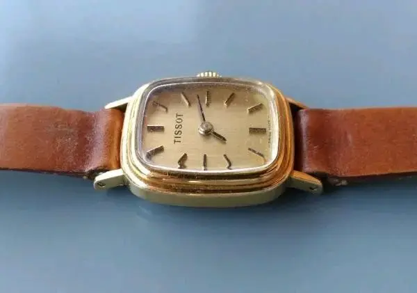 Reloj Tissot vintage dorado con correa de cuero - 3