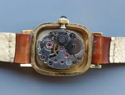 Reloj Tissot vintage dorado con correa de cuero - miniatura 4