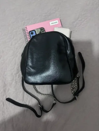 Mochila negra de cuero con cadena - miniatura 1