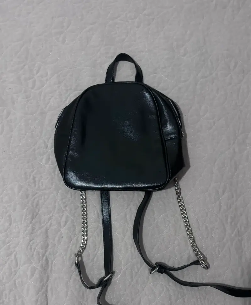 Mochila negra de cuero con cadena - 2