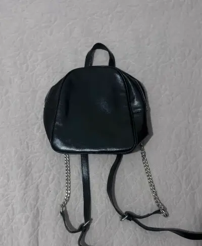 Mochila negra de cuero con cadena - miniatura 2