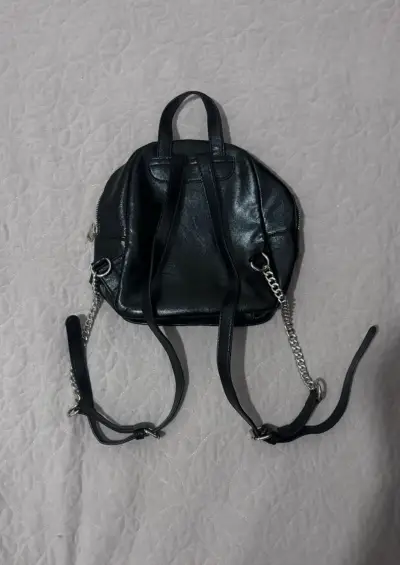 Mochila negra de cuero con cadena - miniatura 3