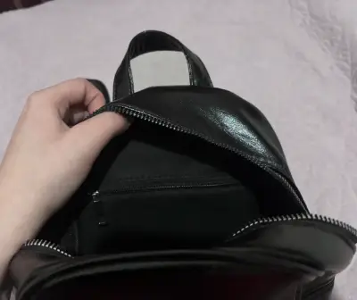 Mochila negra de cuero con cadena - miniatura 4