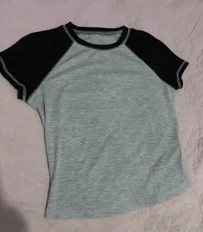 Polera bicolor gris y negra casual - miniatura 1