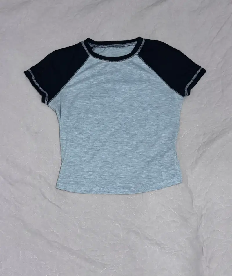 Polera bicolor gris y negra casual - 2