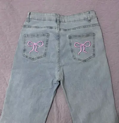 Jeans grises con bordado de lazo rosa - miniatura 1