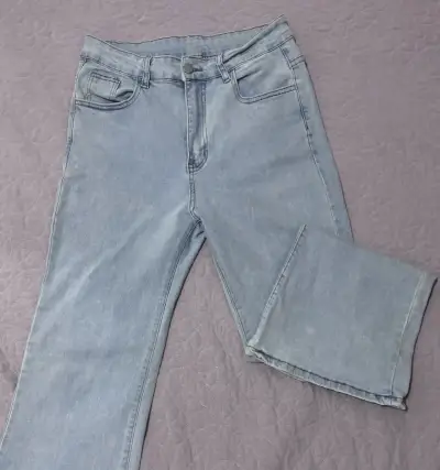 Jeans grises con bordado de lazo rosa - miniatura 2