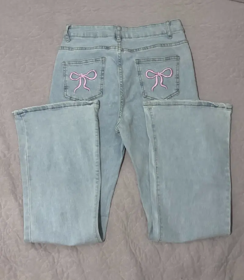 Jeans grises con bordado de lazo rosa - 3