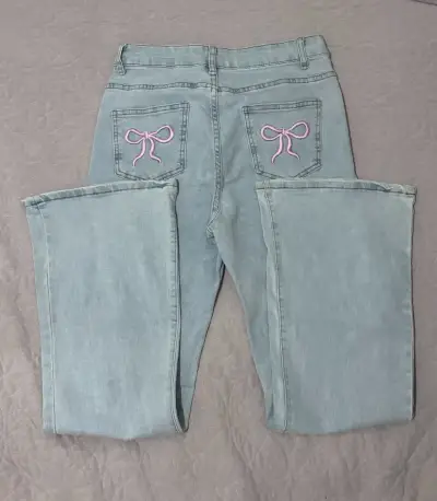 Jeans grises con bordado de lazo rosa - miniatura 3