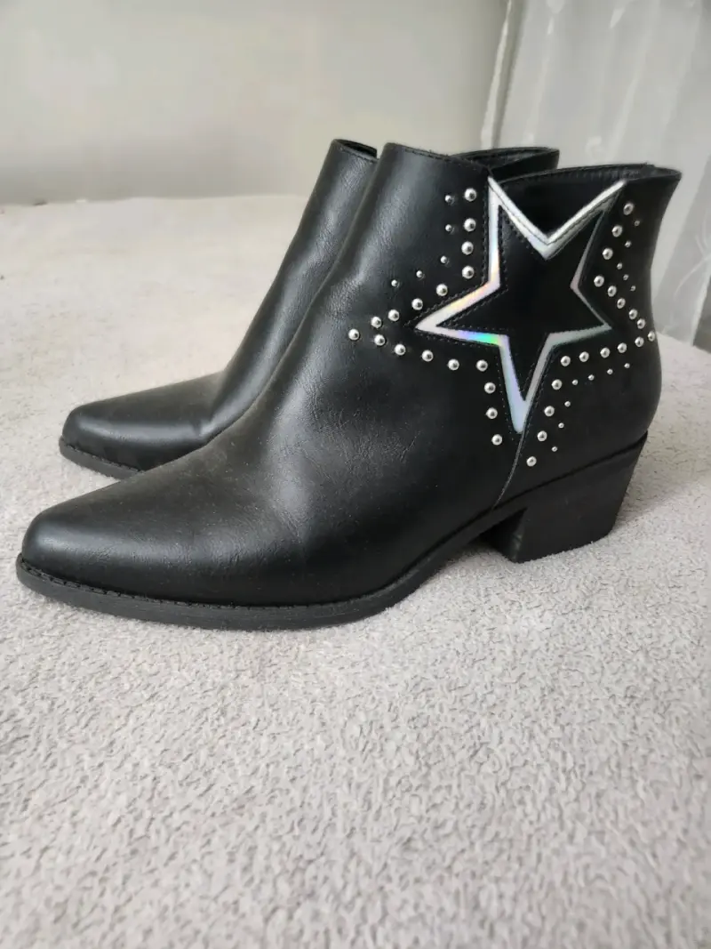 Botines negros con estrella y tachas - 1