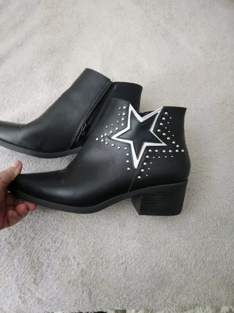 Botines negros con estrella y tachas - 2